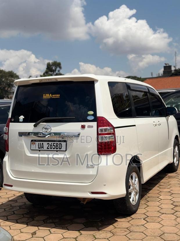 Toyota Noah 2.0 143hp AWD (8 Seater) 2011 White