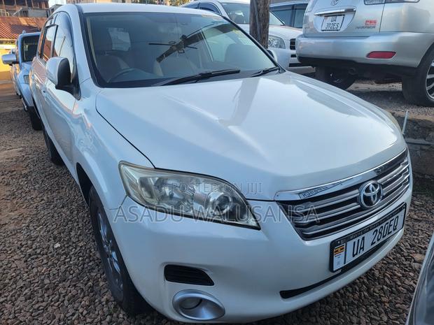 Toyota Vanguard 2011 White