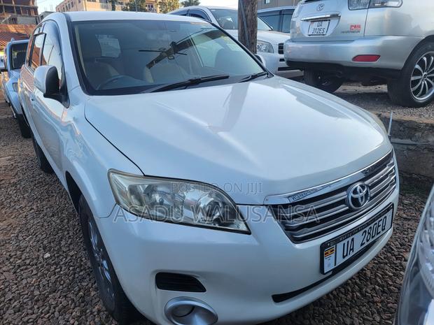 Toyota Vanguard 2011 White