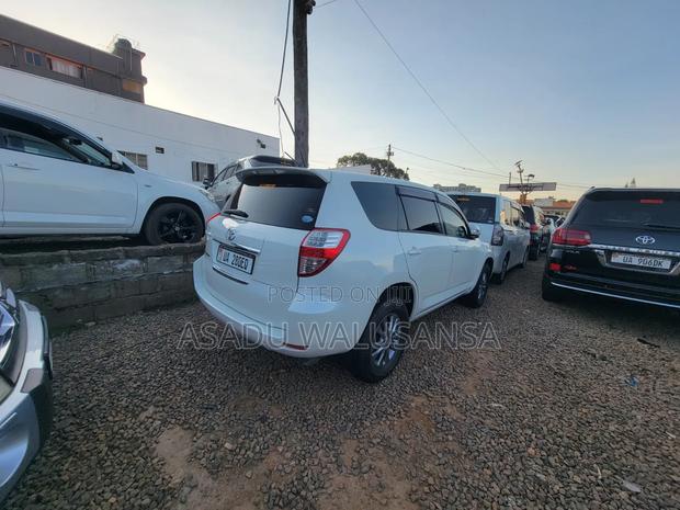 Toyota Vanguard 2011 White