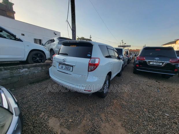 Toyota Vanguard 2011 White
