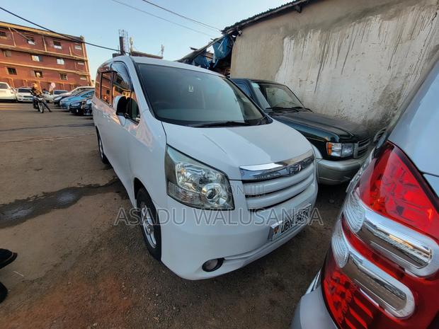 Toyota Noah 2009 White