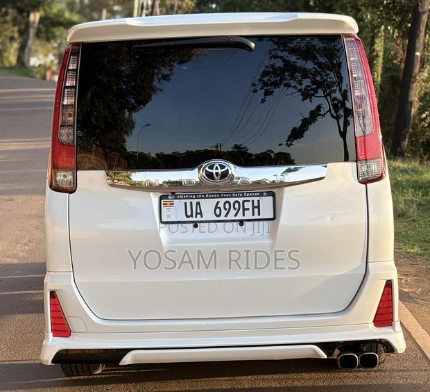 Toyota Noah 2.0 FWD (7 Seater) 2015 White