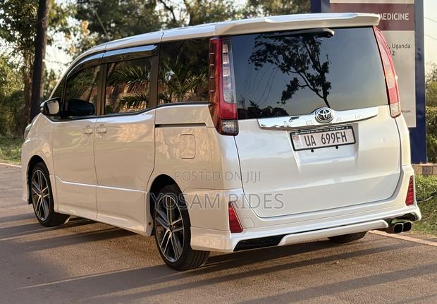 Toyota Noah 2.0 FWD (7 Seater) 2015 White