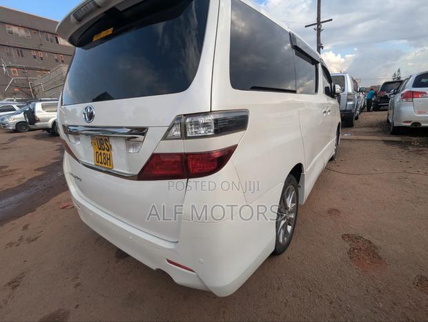 Toyota Vellfire 2010 White