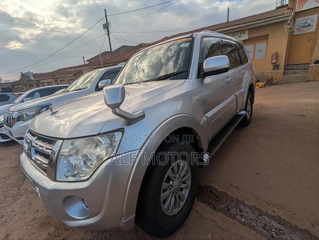 Mitsubishi Pajero 2010 Silver