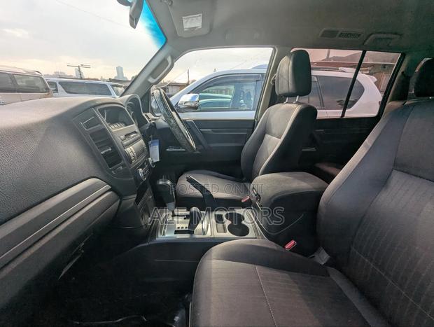 Mitsubishi Pajero 2010 Silver