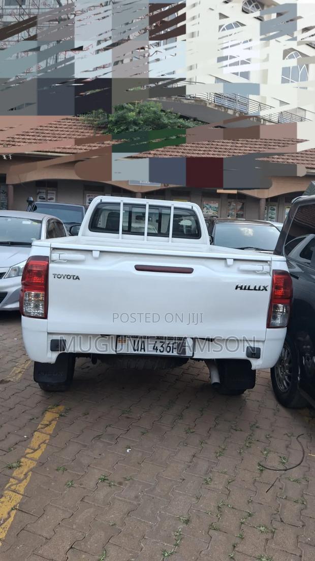 Toyota Hilux 2022 White