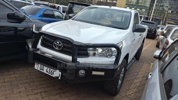 Toyota Hilux 2022 White