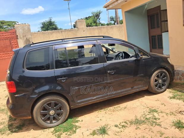 Volkswagen Touran 2011 Black