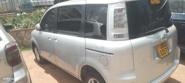 Toyota Sienta 2010 Silver