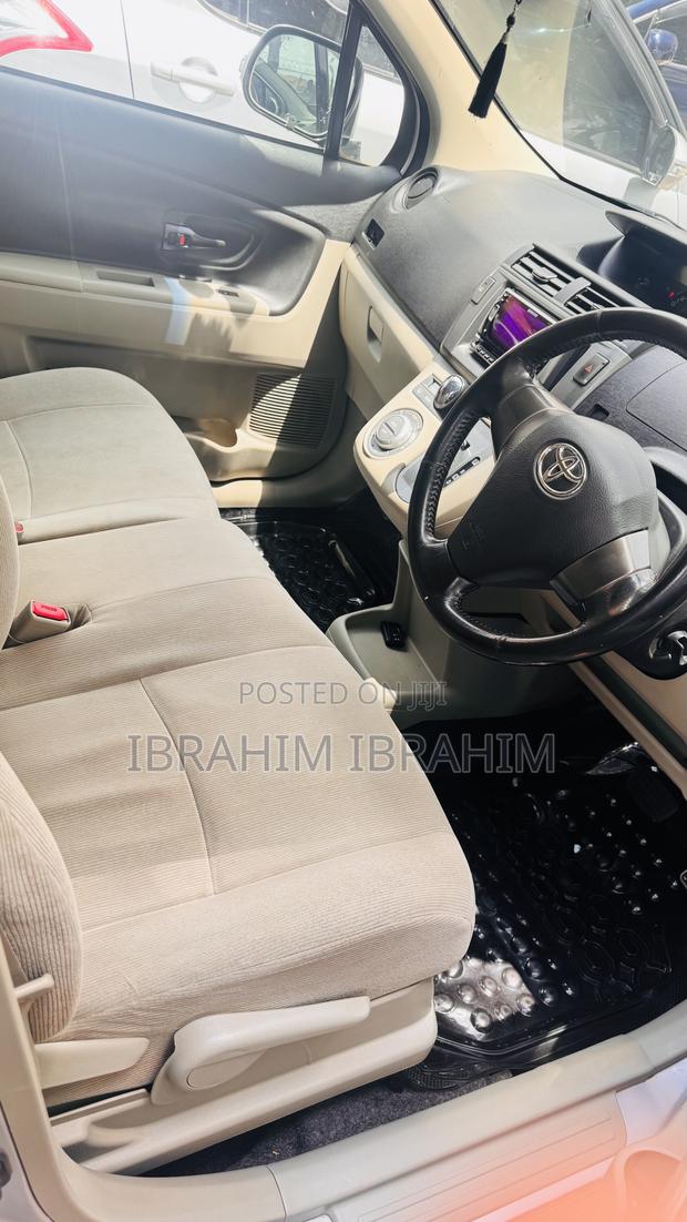 Toyota Passo Sette 2010 Silver