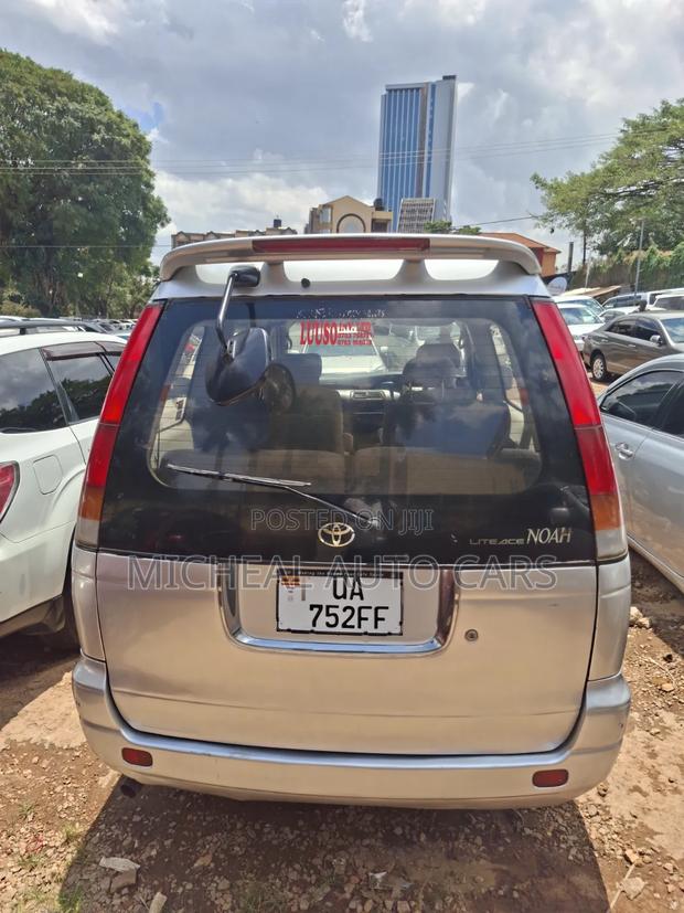 Toyota LiteAce Noah 1998 Gray