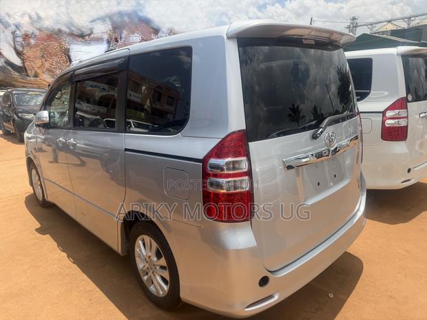 Toyota Noah 2.0 143hp AWD (7 Seater) 2011 Silver