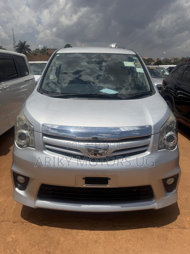 Toyota Noah 2.0 143hp AWD (7 Seater) 2011 Silver
