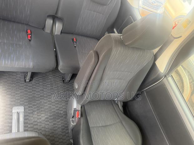 Toyota Noah 2.0 143hp AWD (7 Seater) 2011 Silver