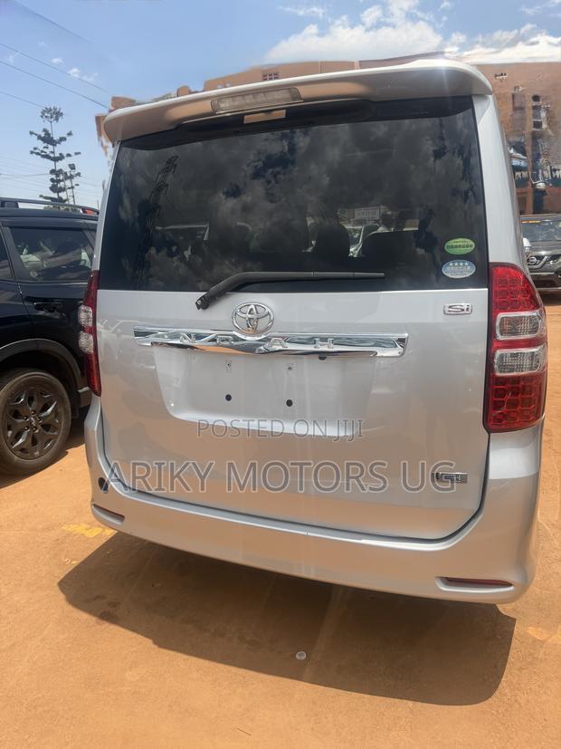 Toyota Noah 2.0 143hp AWD (7 Seater) 2011 Silver
