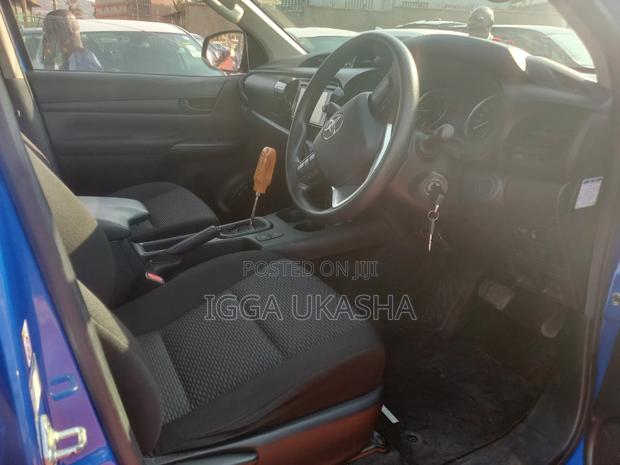 Toyota Hilux 2017 Blue