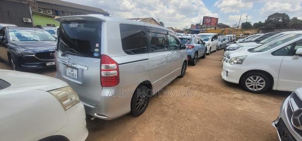 Toyota Noah 2.0 143hp AWD (7 Seater) 2011 Silver