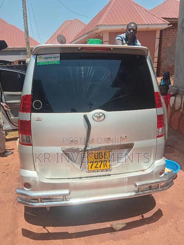 Toyota Voxy 2001 Silver