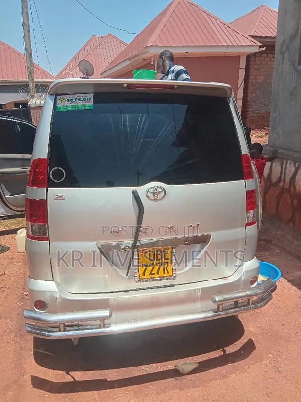 Toyota Voxy 2001 Silver