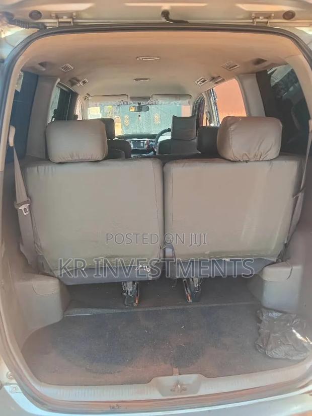 Toyota Voxy 2001 Silver
