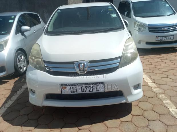 Toyota ISIS 2011 White