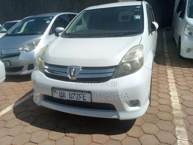 Toyota ISIS 2011 White