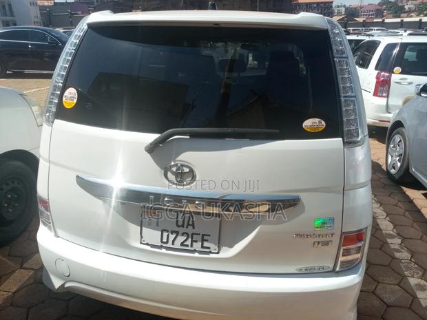 Toyota ISIS 2011 White