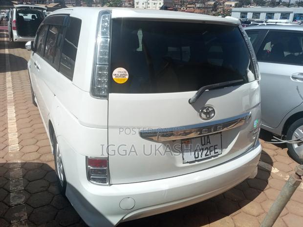 Toyota ISIS 2011 White