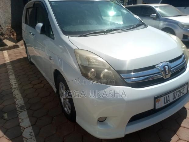 Toyota ISIS 2011 White