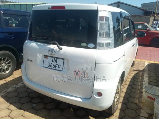 Toyota Sienta 2012 White
