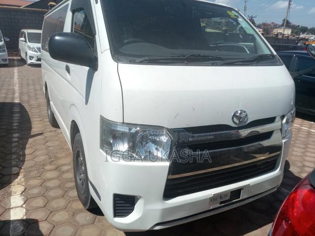 Toyota Grand HiAce 2001 White