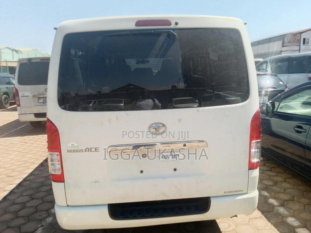 Toyota Grand HiAce 2001 White
