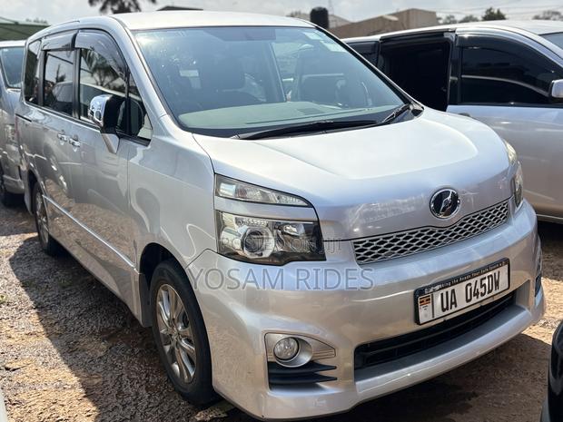 Toyota Voxy X 4WD 7-Seater 2012 Silver