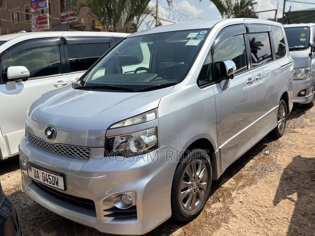 Toyota Voxy X 4WD 7-Seater 2012 Silver