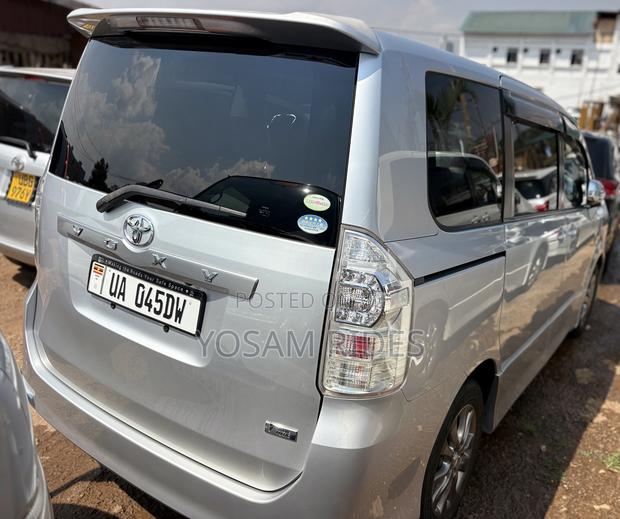 Toyota Voxy X 4WD 7-Seater 2012 Silver