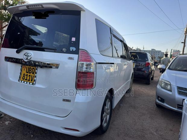 Toyota Noah 2009 White
