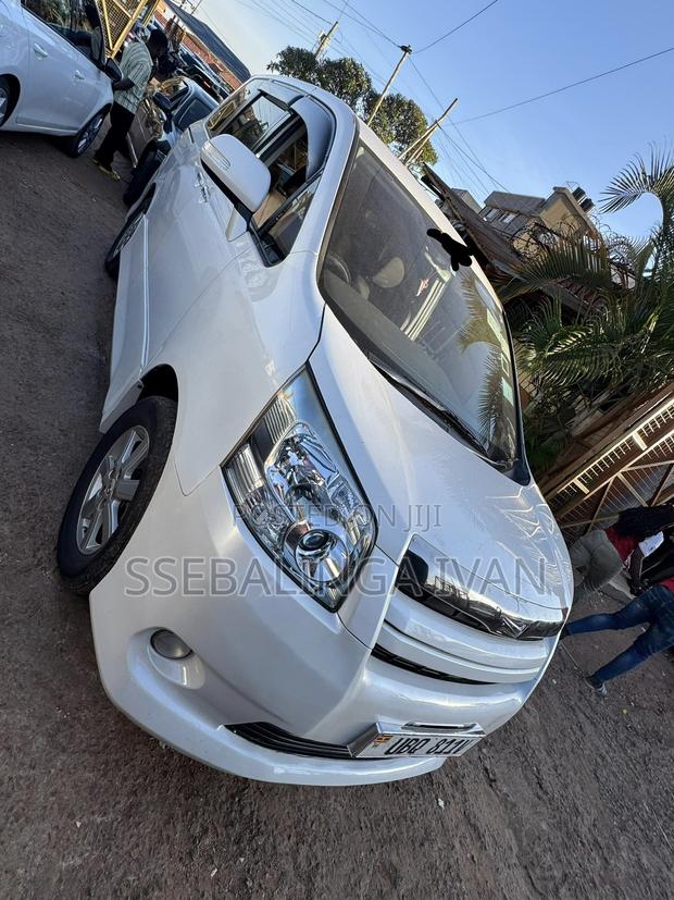Toyota Noah 2009 White