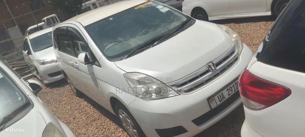 Toyota ISIS 2010 White