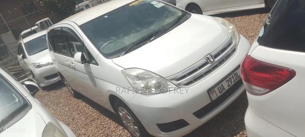 Toyota ISIS 2010 White