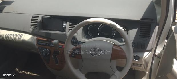 Toyota ISIS 2010 White