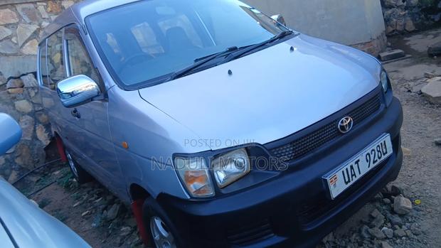 Toyota Noah 2002 Silver