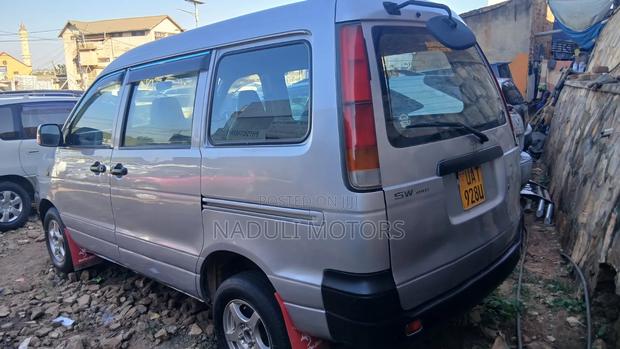 Toyota Noah 2002 Silver