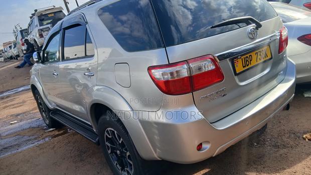 Toyota Fortuner 2011 Silver