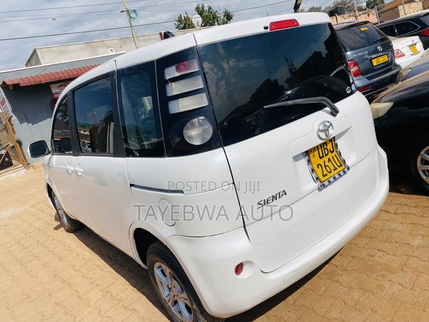 Toyota Sienta 2007