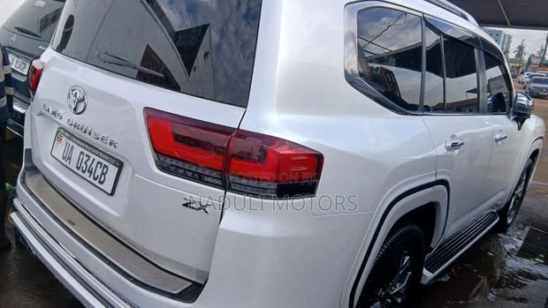 Toyota Land Cruiser Prado 2023 White
