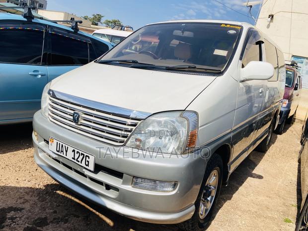 Toyota Regius 1998