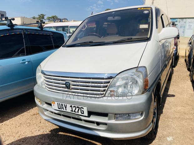 Toyota Regius 1998