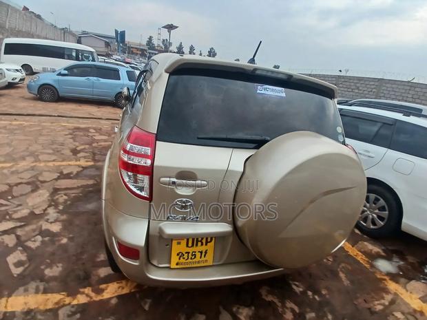 Toyota RAV4 2011 Gold